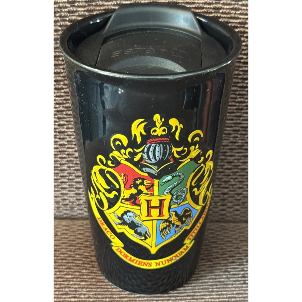 Harry Potter Se7en 20 Cup/Mug With Hogwarts Crest / Logo Black With Lid